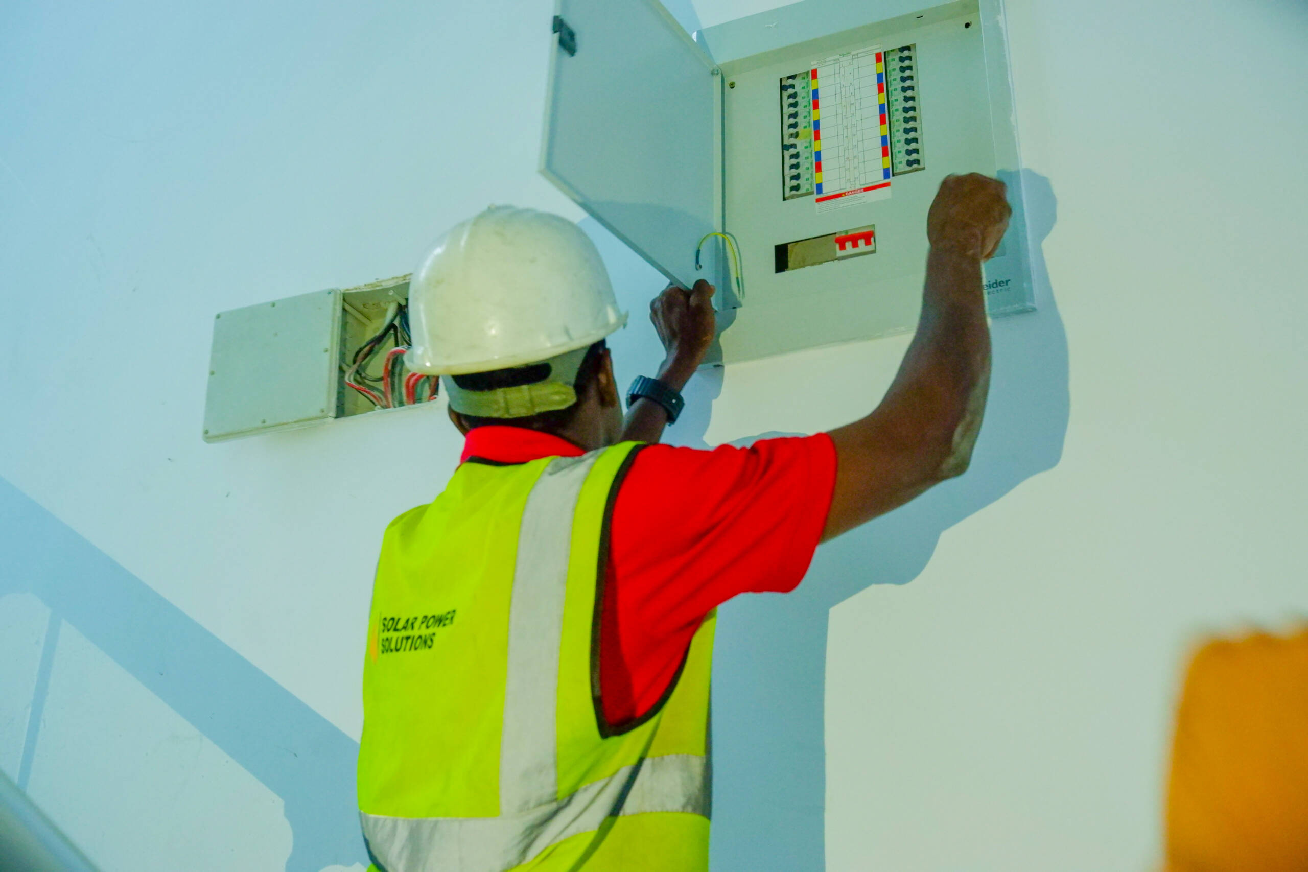 5KVA SOLAR SYSTEM INSTALLATION 4 300W PANEL AND FOR DRY CELL BATTERIES FOR 4 BEDROOM APARTMENT