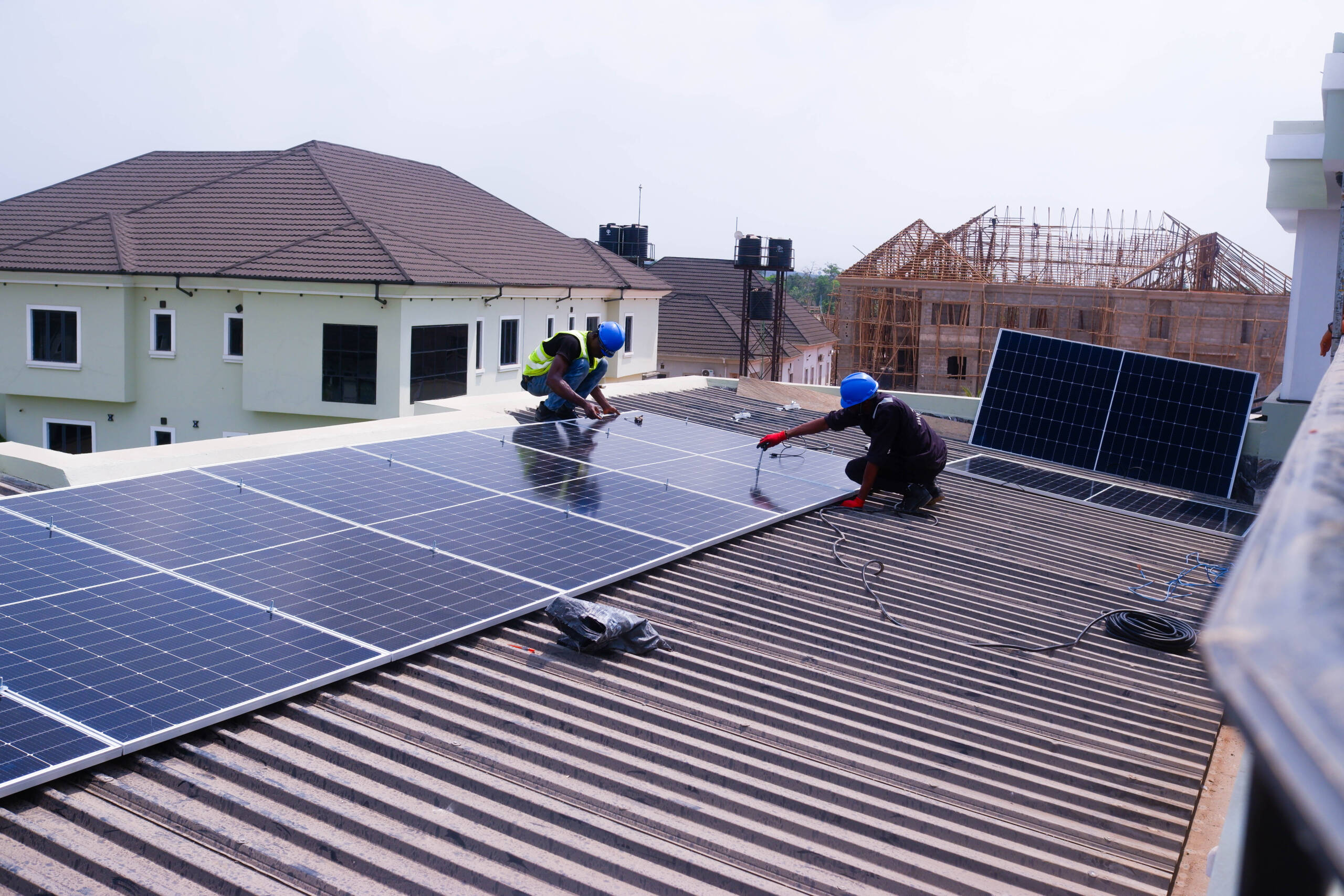 10KVA SOLAR SYSTEM WITH 20KWH BATTERY BANK AND 10 UNIT OF 555W SOLAR PANELS